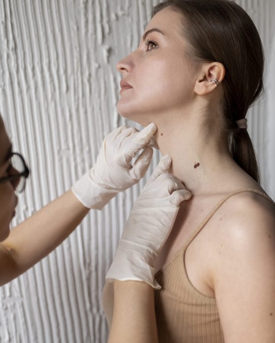 doctora-diagnosticando-melanoma-cuerpo-paciente-1-scaled.jpg
